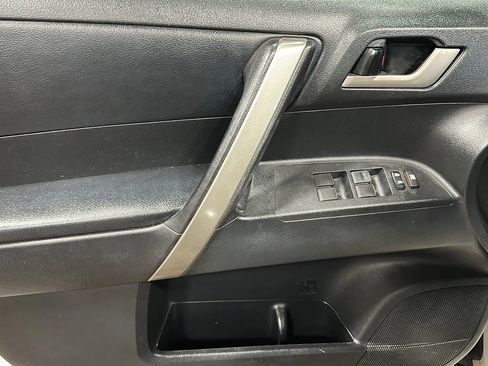 Used 2012 Toyota Highlander SE w/ Tow Pkg image 10