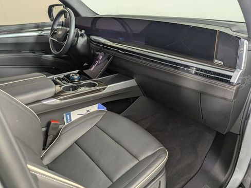 Used 2025 Cadillac Escalade ESV Premium Luxury w/ Touring Package image 31