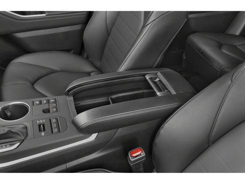 Used 2025 Toyota Highlander XLE AWD/4WD image 12
