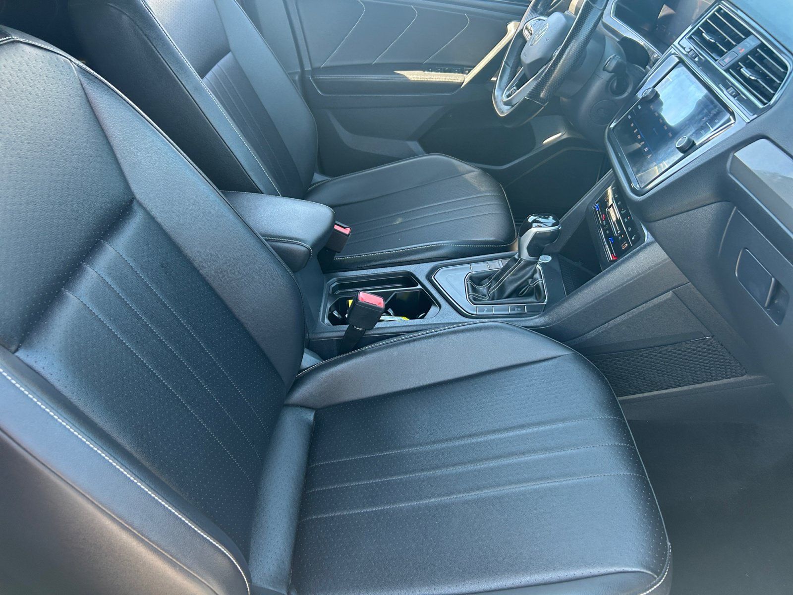 Used 2022 Volkswagen Tiguan SE R-Line FWD image 18