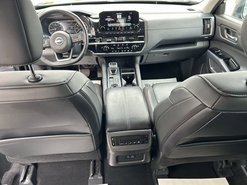 Used 2023 Nissan Pathfinder SL w/ Black Appearance Package AWD/4WD image 19
