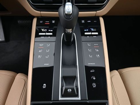 Used 2026 Porsche Macan AWD/4WD image 18