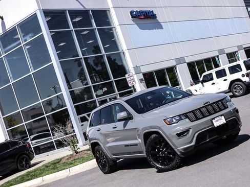 Used 2019 Jeep Grand Cherokee Altitude AWD/4WD image 2