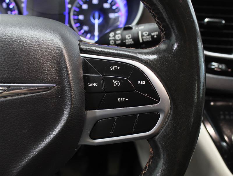 Used 2019 Chrysler Pacifica Touring-L FWD image 13