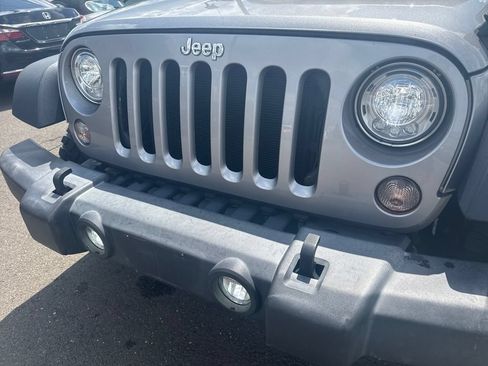 Used 2017 Jeep Wrangler Unlimited Rubicon w/ Connectivity Group AWD/4WD image 32