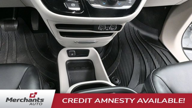 Used 2023 Chrysler Pacifica Touring-L AWD/4WD image 21