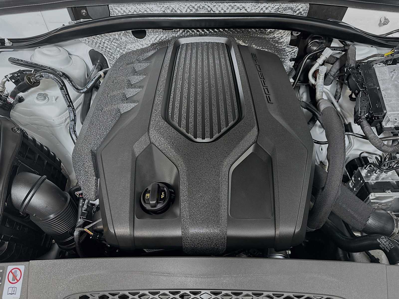 Certified 2025 Porsche Macan AWD/4WD image 32