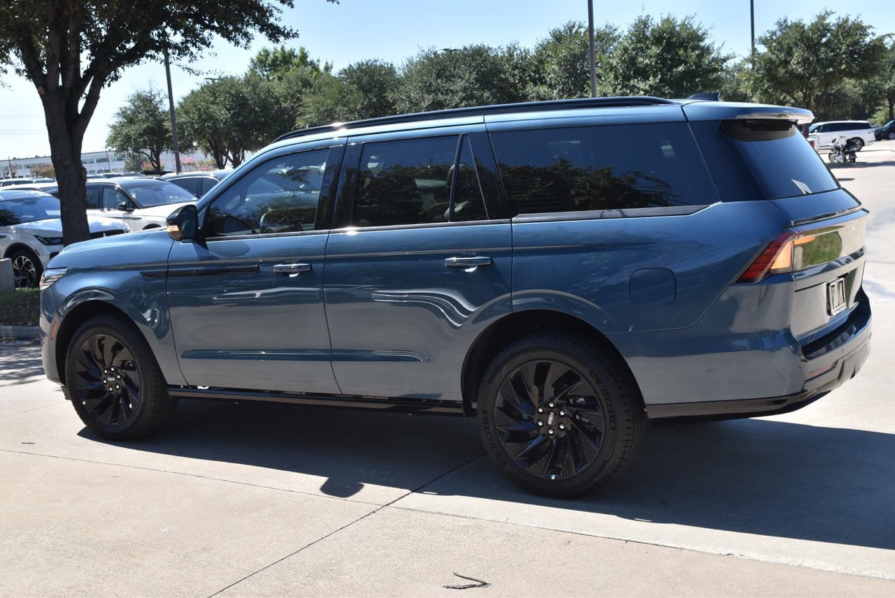 New 2027 Lincoln Navigator Reserve w/ Jet Appearance Package AWD/4WD image 10