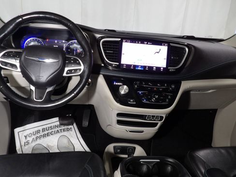 Used 2021 Chrysler Pacifica Touring-L image 15