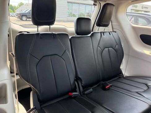 Certified 2024 Chrysler Pacifica Touring-L FWD image 8