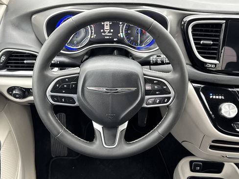 Used 2024 Chrysler Pacifica Touring-L image 15