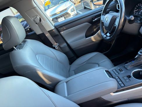 Used 2021 Toyota Highlander XLE image 35