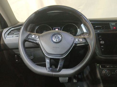 Used 2020 Volkswagen Tiguan SE w/ Panoramic Sunroof Package image 11