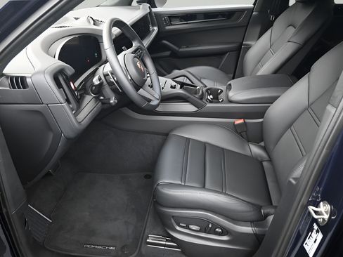 Certified 2026 Porsche Cayenne GTS AWD/4WD image 6