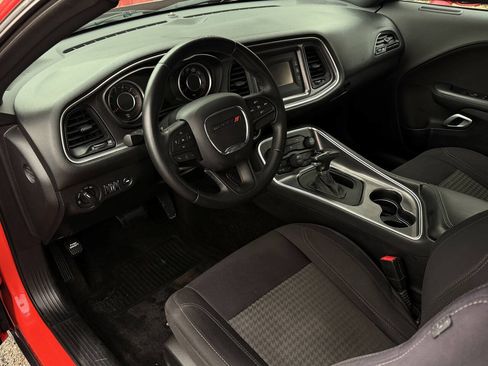 Used 2015 Dodge Challenger SXT RWD image 7