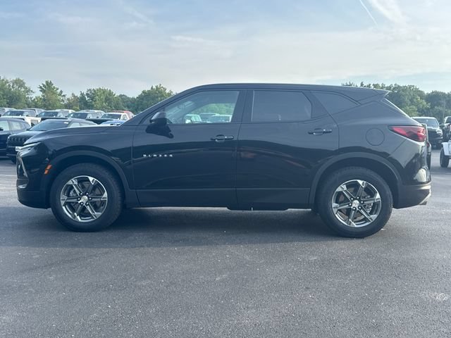 Used 2025 Chevrolet Blazer LT FWD image 2