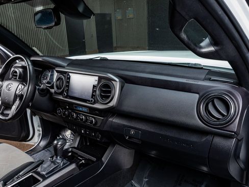 Used 2022 Toyota Tacoma TRD Off-Road image 17
