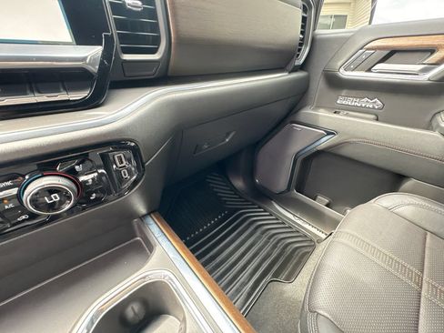 Used 2023 Chevrolet Silverado 1500 High Country w/ Technology Package AWD/4WD image 31