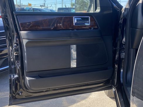 Used 2016 Lincoln Navigator Select image 16