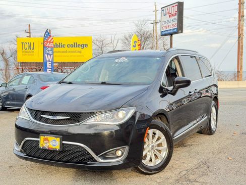 Used 2018 Chrysler Pacifica Touring-L image 86