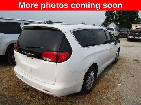 Used 2023 Chrysler Voyager LX FWD image 5