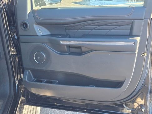 Used 2023 Ford Expedition Platinum image 4