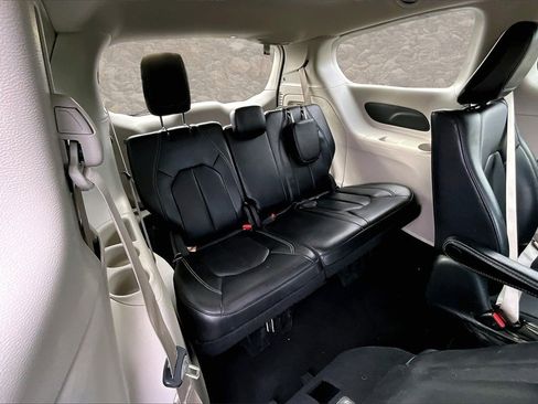 Used 2023 Chrysler Pacifica Touring-L image 26