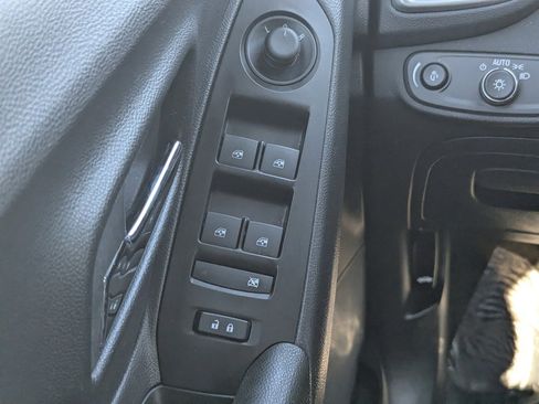 Used 2022 Chevrolet Trax LT w/ LT Convenience Package image 27