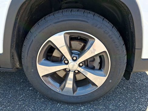 Used 2019 Jeep Cherokee Limited AWD/4WD image 8