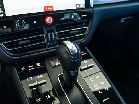 Certified 2024 Porsche Macan AWD/4WD image 9