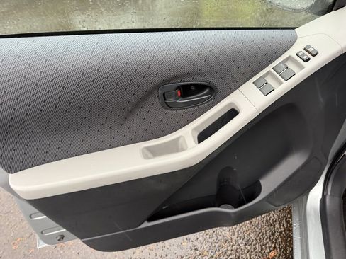 Used 2011 Toyota Yaris 4-Door Hatchback image 13