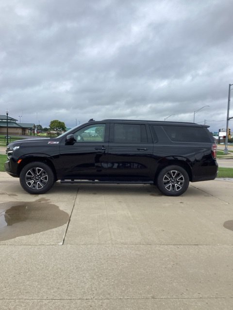 Used 2022 Chevrolet Suburban Z71 AWD/4WD image 2