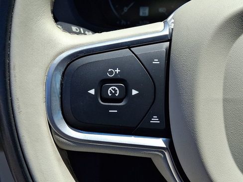 Used 2019 Volvo XC60 T5 Momentum w/ Multimedia Package AWD/4WD image 23