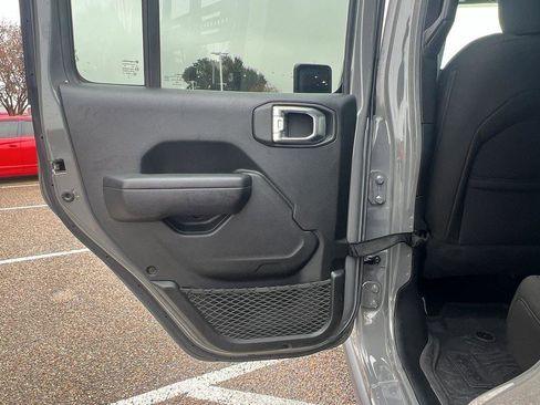 Used 2023 Jeep Gladiator Willys image 10
