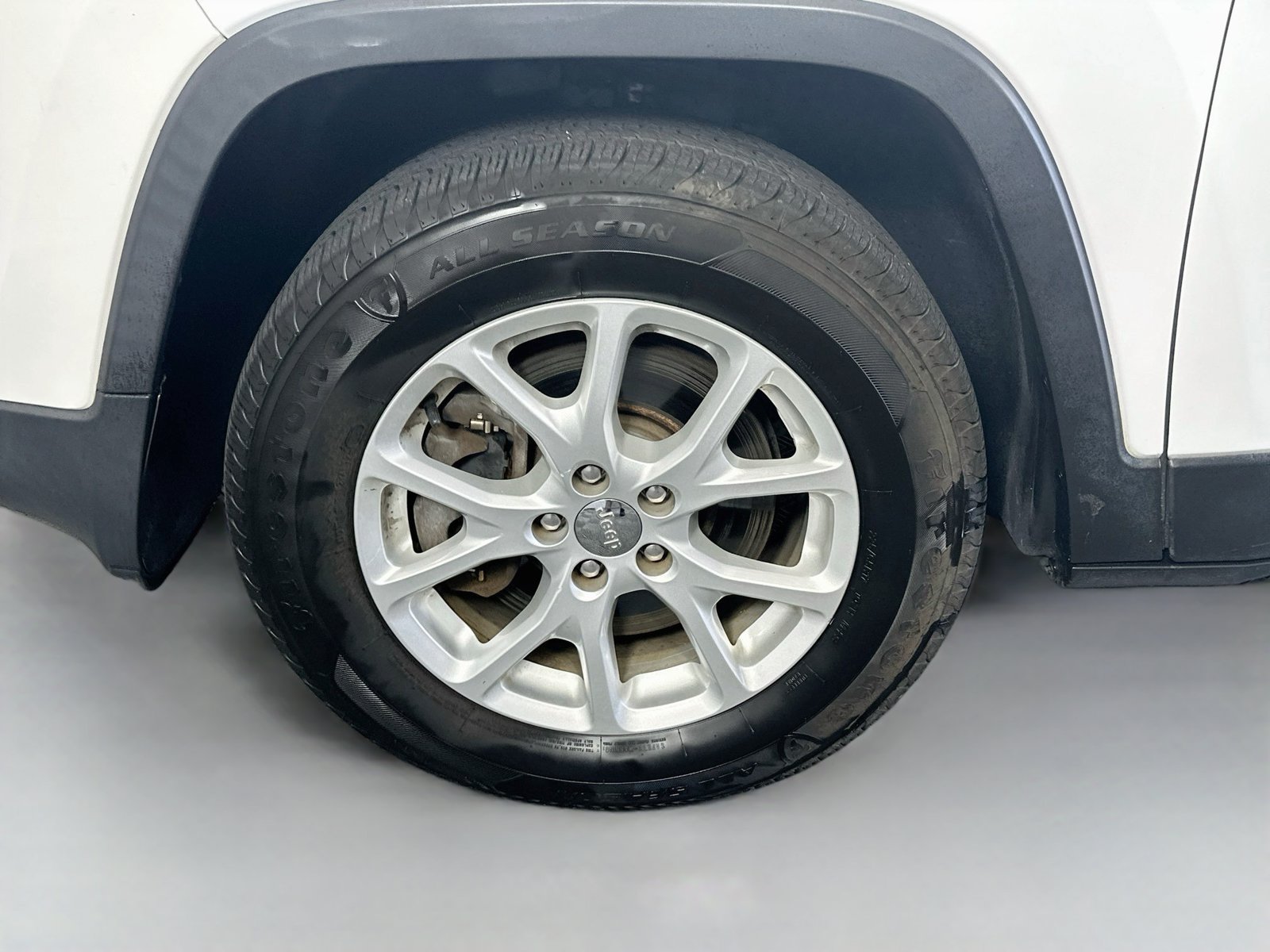 Used 2018 Jeep Cherokee Latitude Plus w/ Cold Weather Group AWD/4WD image 29