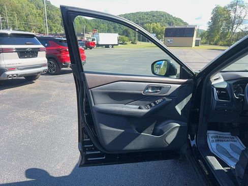 Used 2022 Nissan Rogue SV w/ SV Premium Package image 11