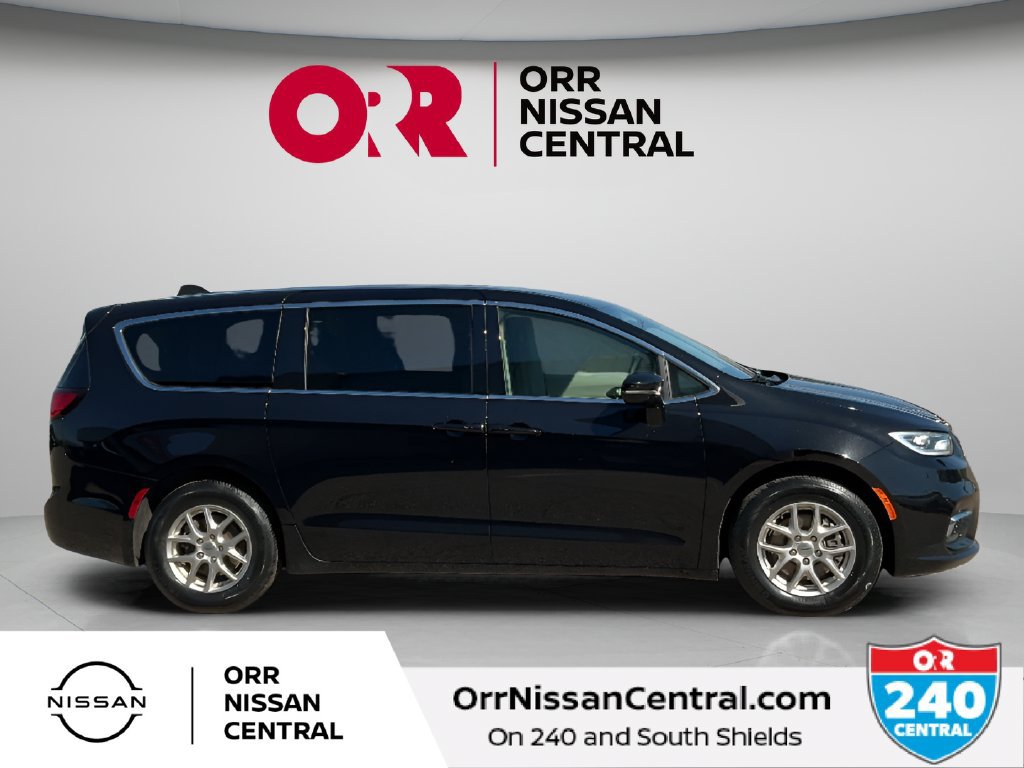 Used 2024 Chrysler Pacifica Touring-L FWD image 4