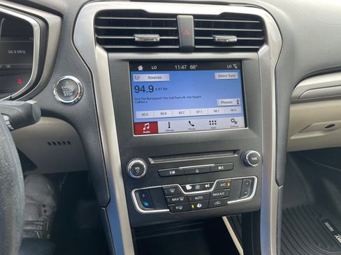 Used 2017 Ford Fusion SE w/ Fusion SE Technology Package image 14