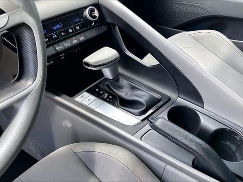 Used 2022 Hyundai Elantra SEL w/ Preferred Accessory Package FWD image 15