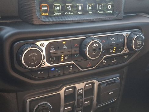 Used 2022 Jeep Wrangler Unlimited Sahara w/ Cold Weather Group image 16