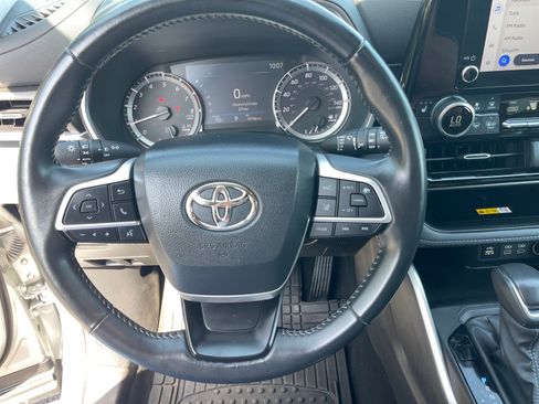 Used 2024 Toyota Highlander XLE AWD/4WD image 7