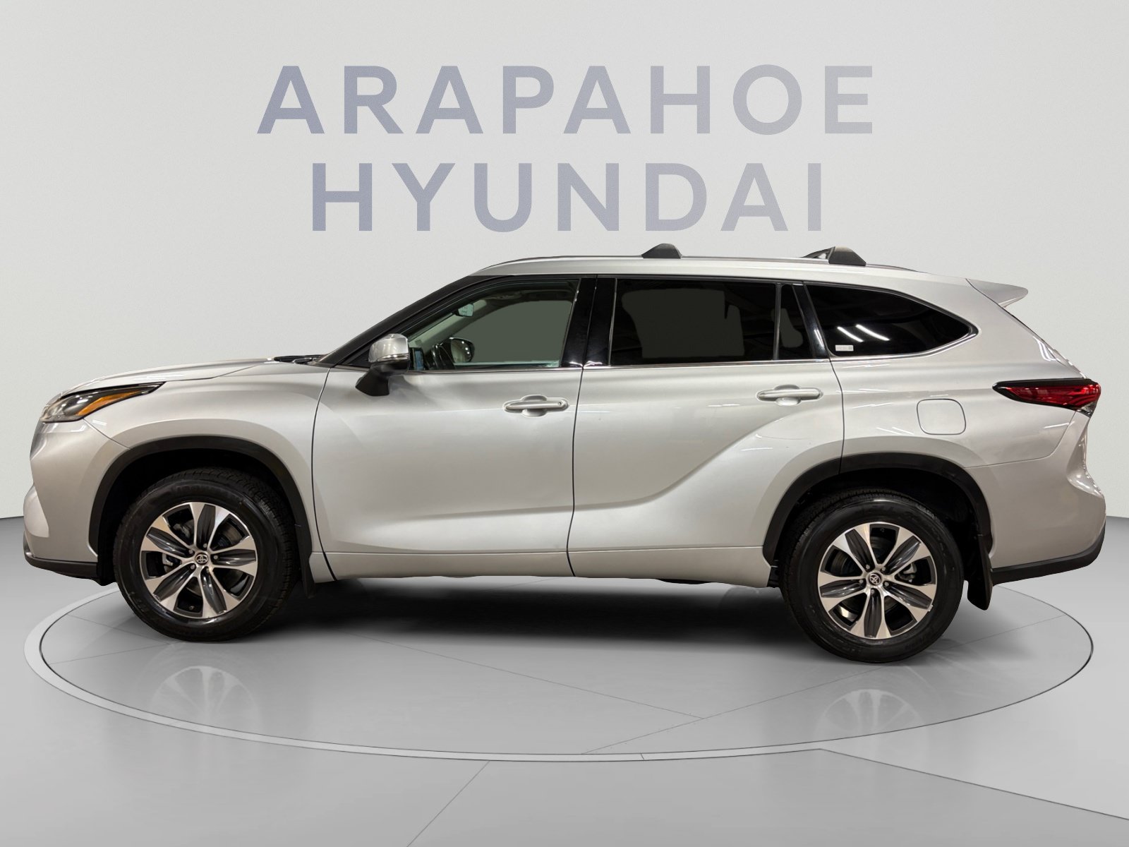 Used 2021 Toyota Highlander XLE AWD/4WD image 2