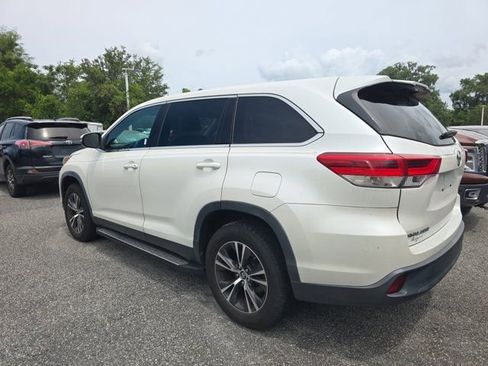 Used 2019 Toyota Highlander LE FWD image 3