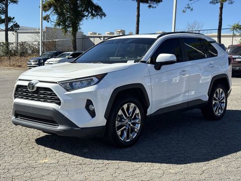 Used 2020 Toyota RAV4 XLE Premium image 5