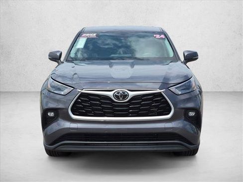 Used 2024 Toyota Highlander LE AWD/4WD image 2