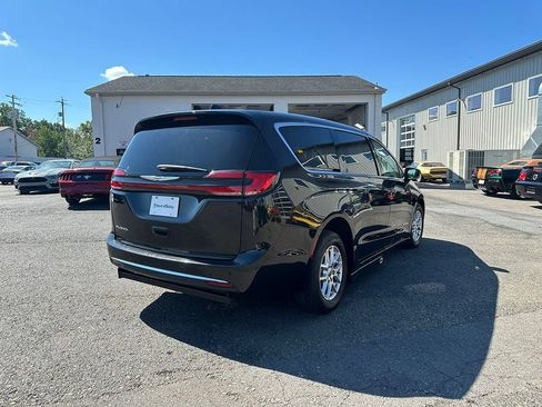 Used 2023 Chrysler Pacifica Touring-L FWD image 5