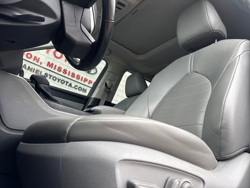 Used 2022 Toyota Highlander XLE image 9