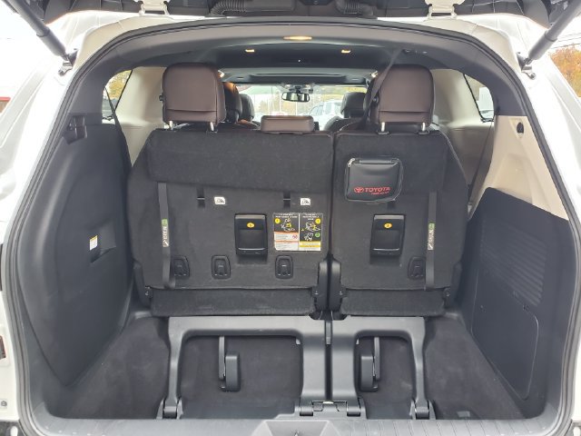 Used 2024 Toyota Sienna Platinum FWD image 7