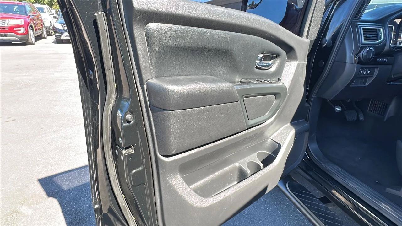 Used 2019 Nissan Titan SV w/ SV Convenience Package RWD image 26
