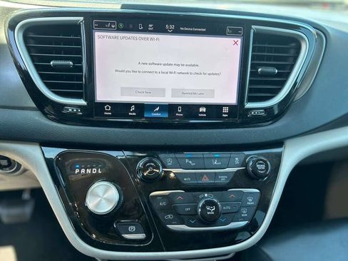 Used 2023 Chrysler Pacifica Touring-L FWD image 14